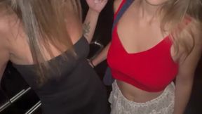 Threesome in ascensore nel centro commerciale