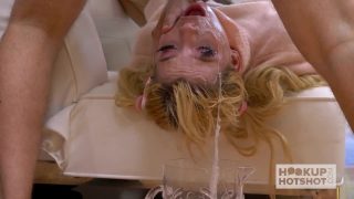 Kenzie Reeves blir överös med sperma och analjävla